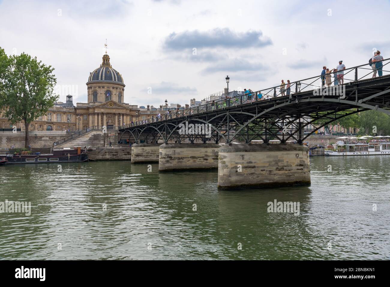 Paris, France. Vue sur le pont du Pont des Arts et l'Institut de France, grand bâtiment au sommet d'une coupole de style baroque. Banque D'Images