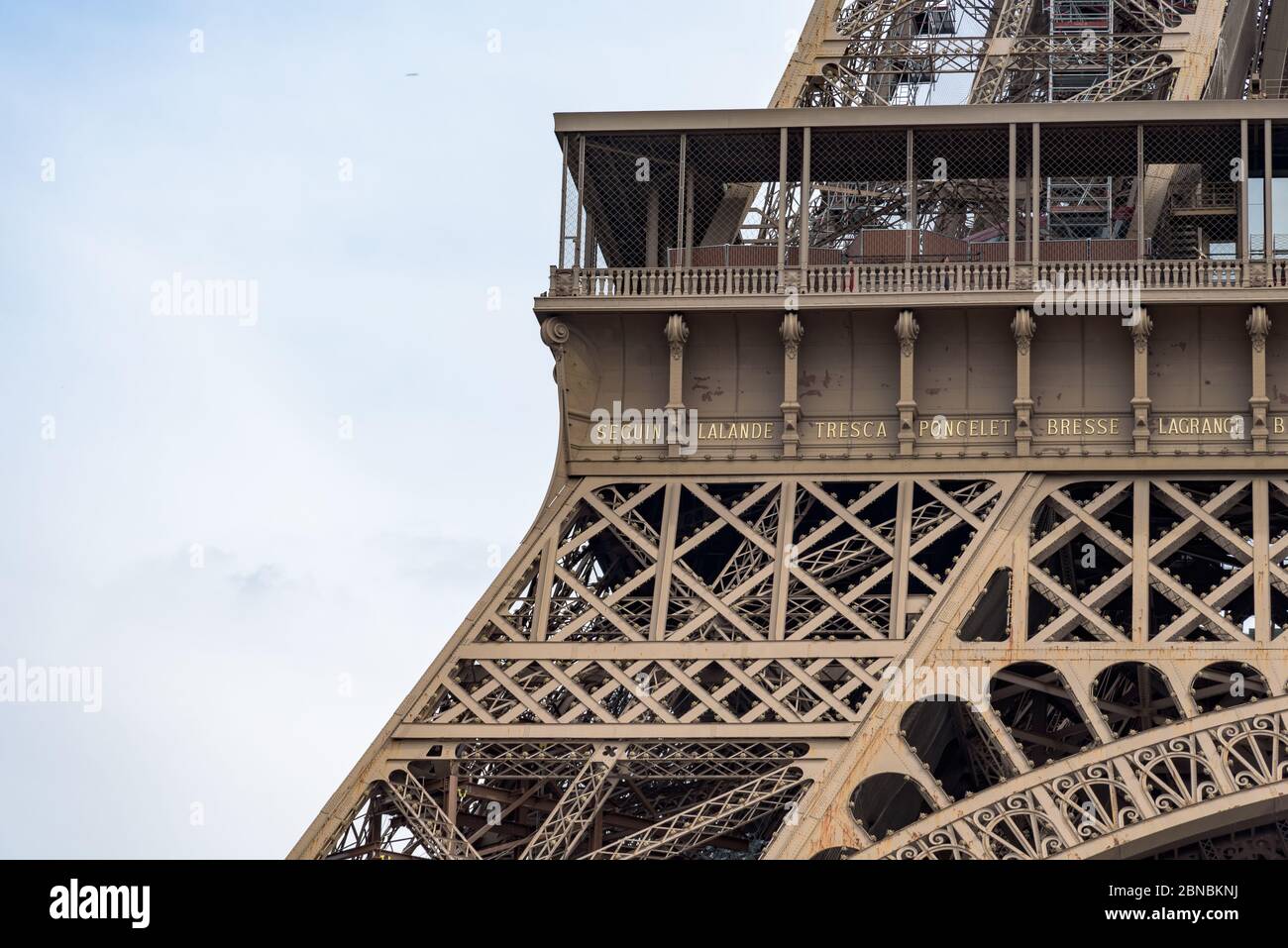 Vue détaillée de la tour Eiffel par une belle journée d'été. C'est la plus haute structure de Paris, en France, et le monument payé le plus visité. Banque D'Images