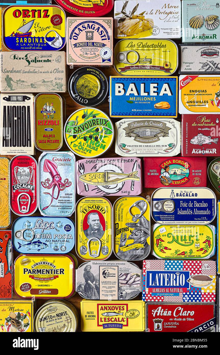 Une sélection européenne de poissons en conserve avec un design d'emballage classique et rétro. Banque D'Images