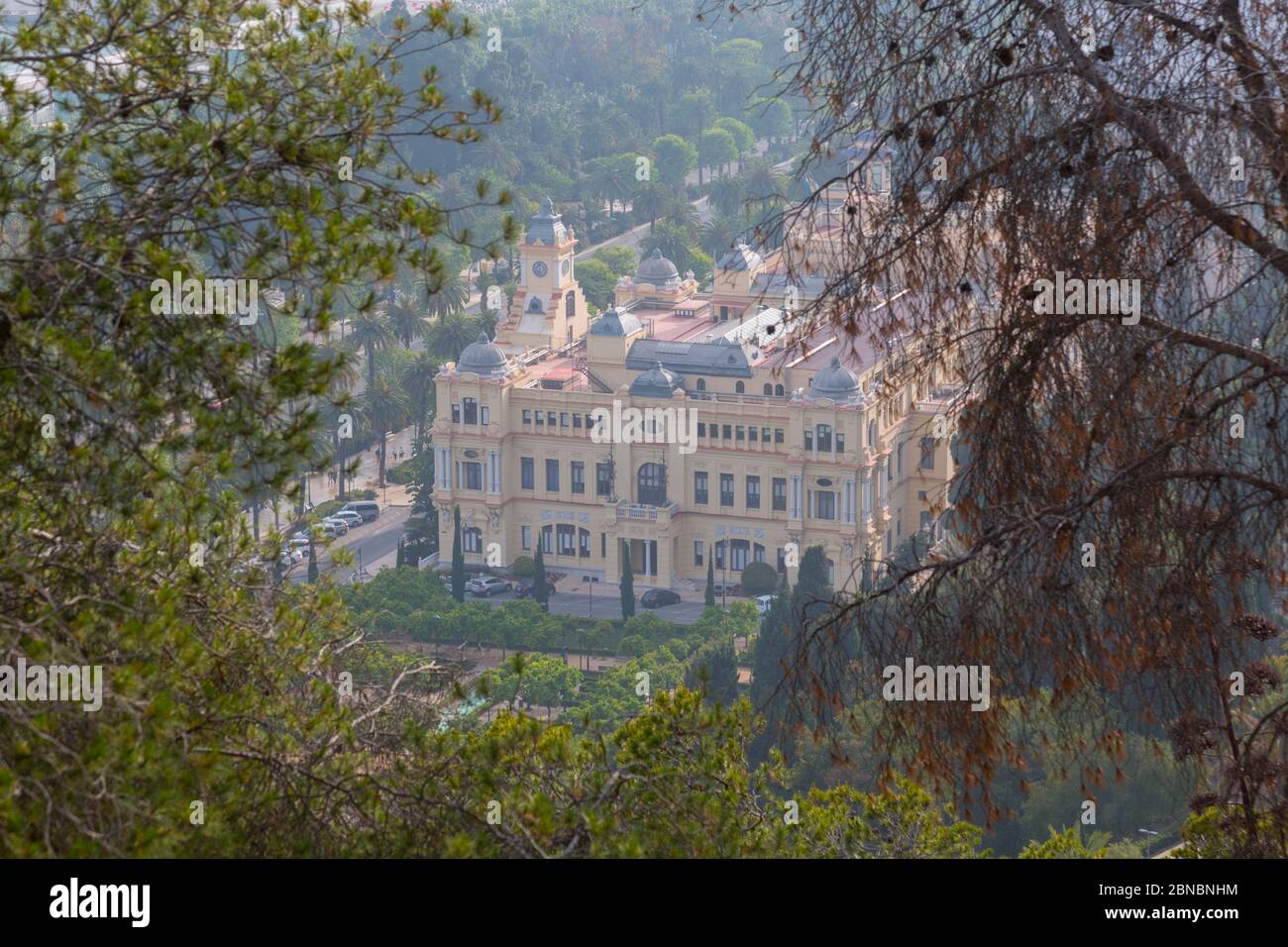 Vue sur le Palais de la Mairie/Ayuntamiento depuis le sommet du mont Gibralfaro, Malaga, Costa Del sol, Andalousie, Espagne, Banque D'Images