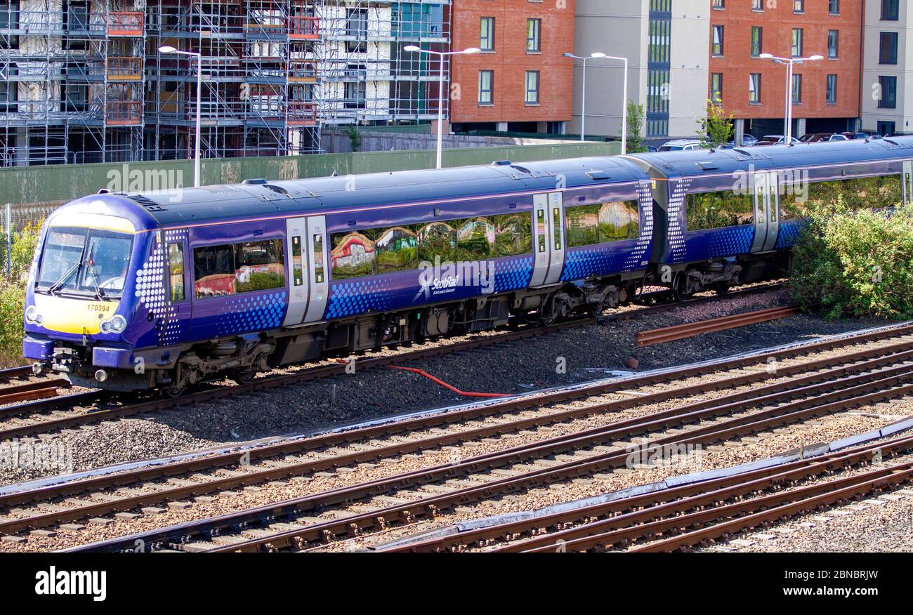 Dundee, Tayside, Écosse, Royaume-Uni. 14 mai 2020. Météo au Royaume-Uni : ciel partiellement nuageux dans la journée avec soleil chaud à travers Dundee en Écosse, température maximale de 15°C. Le gouvernement a clairement indiqué que les transports publics ne sont destinés qu'à un usage essentiel, de sorte que les travailleurs et le personnel clés puissent maintenir une distance physique les uns des autres. Conformément aux directives du gouvernement écossais qui conseillent les gens contre tout voyage non essentiel, ScotRail a mis en place un calendrier révisé. Crédit : Dundee Photographics/Alamy Live News Banque D'Images