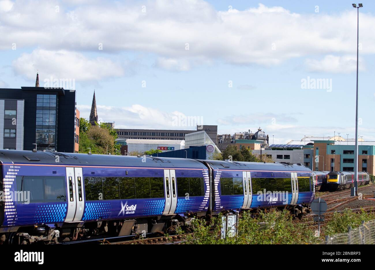 Dundee, Tayside, Écosse, Royaume-Uni. 14 mai 2020. Météo au Royaume-Uni : ciel partiellement nuageux dans la journée avec soleil chaud à travers Dundee en Écosse, température maximale de 15°C. Le gouvernement a clairement indiqué que les transports publics ne sont destinés qu'à un usage essentiel, de sorte que les travailleurs et le personnel clés puissent maintenir une distance physique les uns des autres. Conformément aux directives du gouvernement écossais qui conseillent les gens contre tout voyage non essentiel, ScotRail a mis en place un calendrier révisé. Crédit : Dundee Photographics/Alamy Live News Banque D'Images