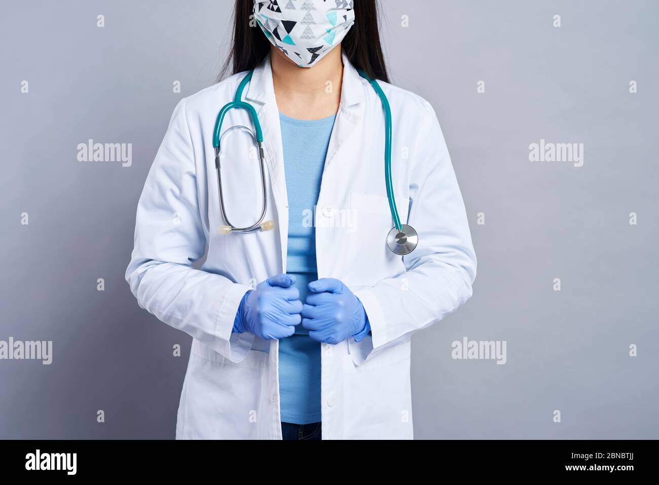 Partie inférieure du médecin dans le masque facial Banque D'Images