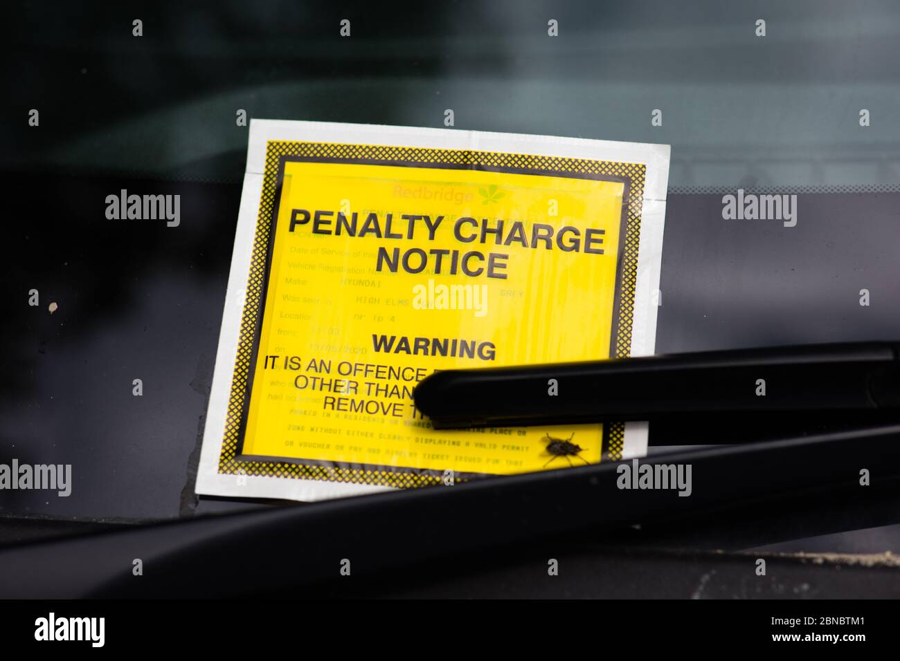 Une amende de parking sous l'essuie-glace d'une voiture, Londres Banque D'Images Une amende de parking sous l'essuie-glace d'une voiture, Londres Banque D'Images