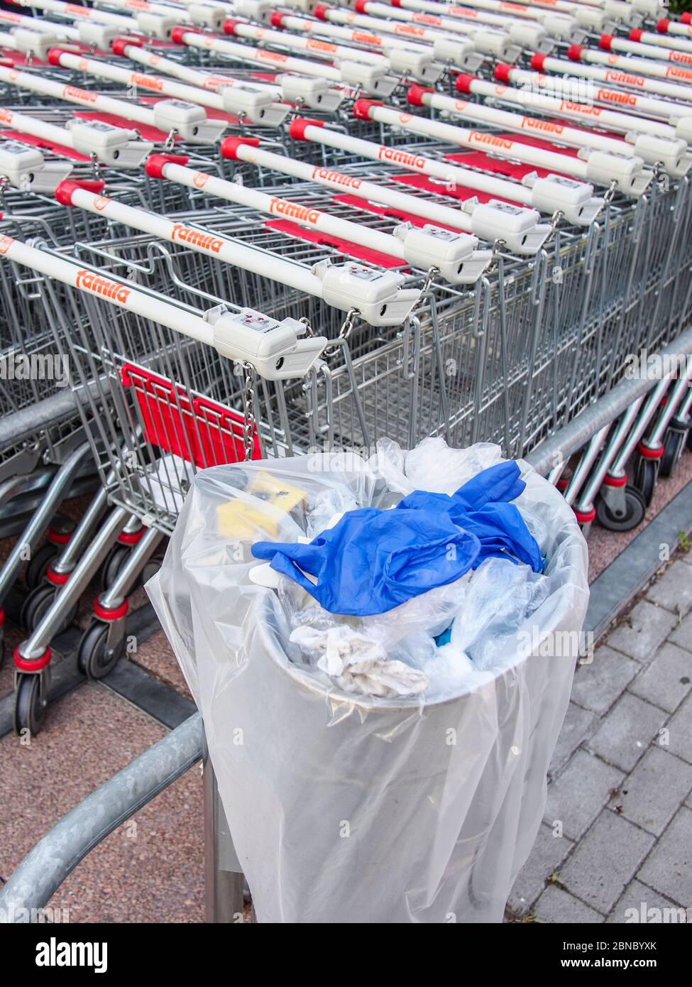 Cremona, Lombardie, Italie - 13 mai 2020 - poubelle et déchets à proximité des chariots à l'extérieur du supermarché, pas de gens Banque D'Images