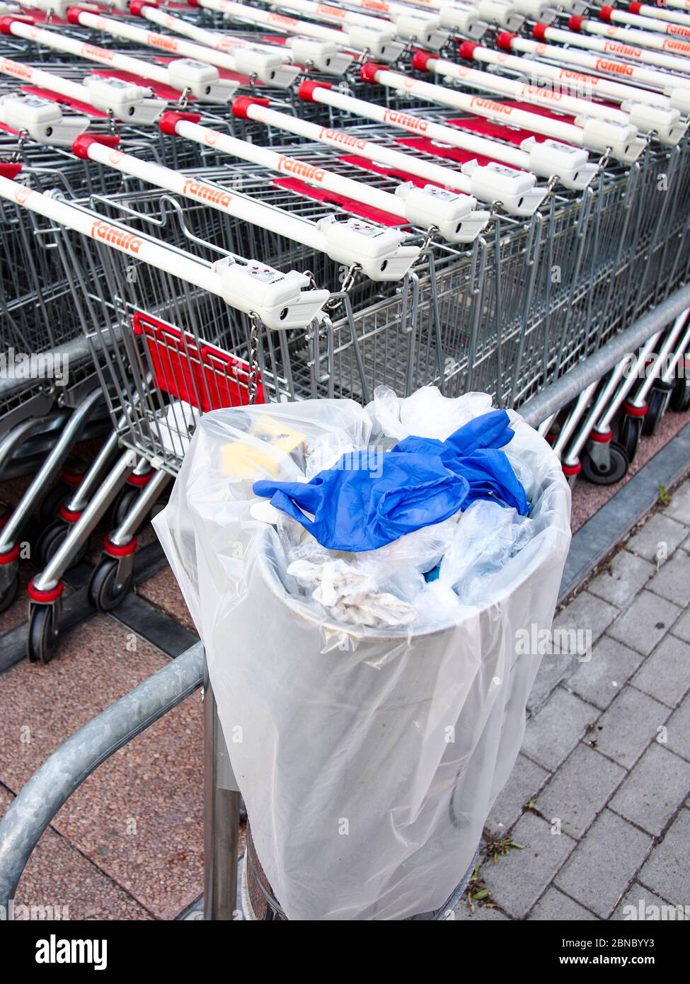 Cremona, Lombardie, Italie - 13 mai 2020 - poubelle et déchets à proximité  des chariots à l'extérieur du supermarché, pas de gens Photo Stock - Alamy