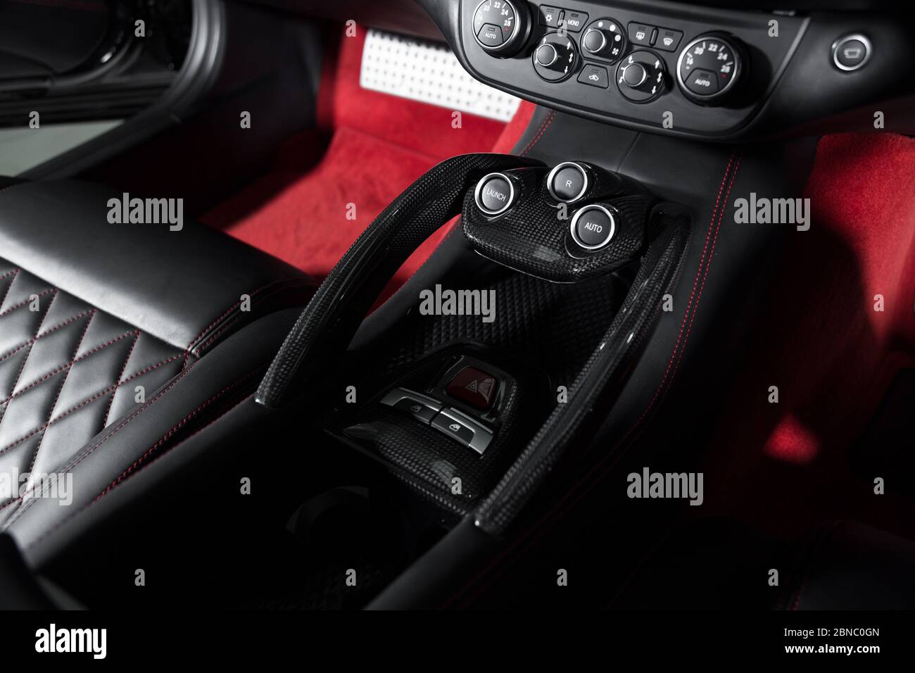 Interieur En Cuir Noir Et Rouge D Une Belle Voiture De Luxe Photo Stock Alamy