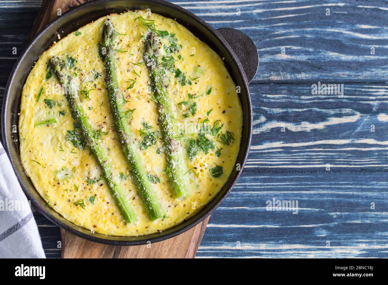 Asperges avec œufs brouillés. Omelette aux asperges dans une poêle. Banque D'Images