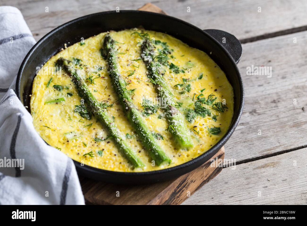 Asperges avec œufs brouillés. Omelette aux asperges dans une poêle. Banque D'Images