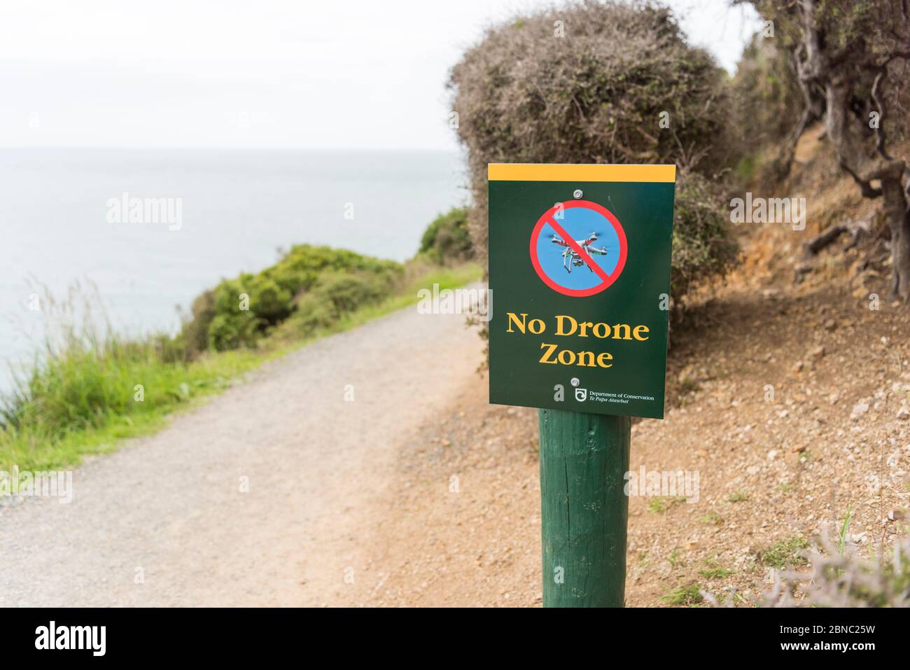 Un panneau de zone no drone sur un chemin à Nugget point South Island Nouvelle-Zélande Banque D'Images