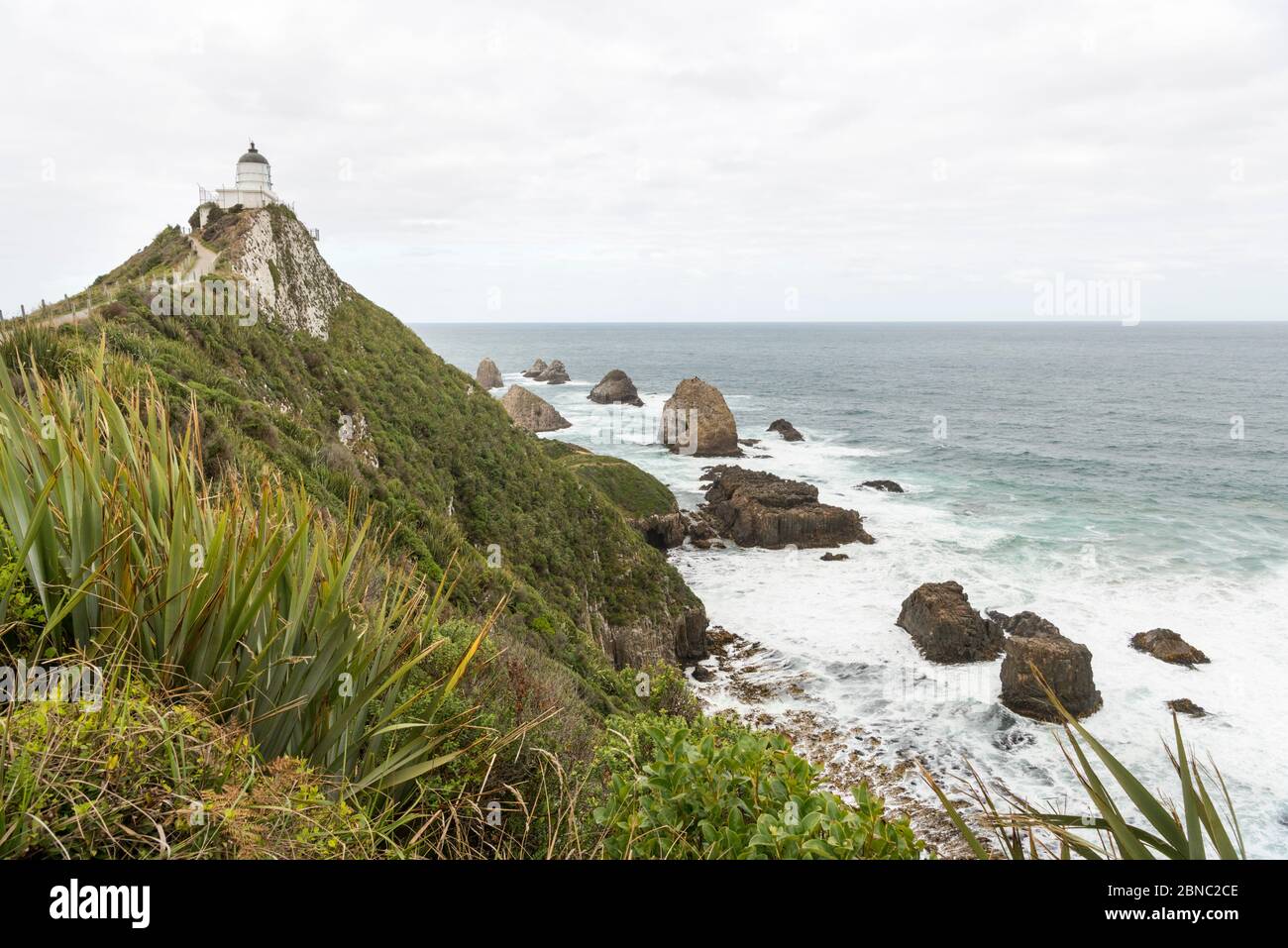 Phare de Nugget point sur une penisula rocheuse sur la côte de l'île du Sud Nouvelle-Zélande Banque D'Images