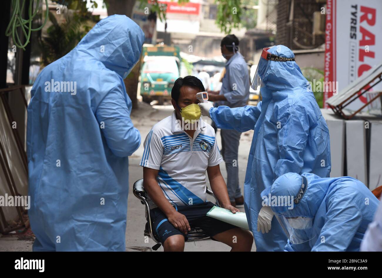 Le personnel médical teste les personnes atteintes de coranavirus à New Delhi. Comme certains pays du monde commencent à assouplir progressivement les restrictions de verrouillage moi Banque D'Images