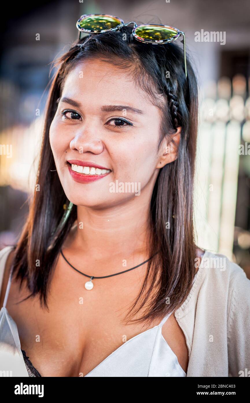 Une jolie fille philippine avec un sourire époustouflant pose. Banque D'Images