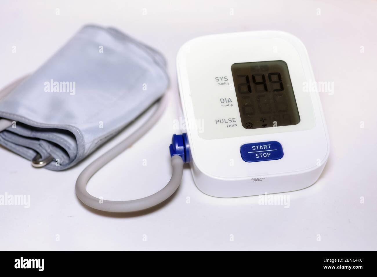 Instrument médical portable pour mesurer la pression artérielle et la fréquence cardiaque avec affichage numérique isolé sur fond blanc Banque D'Images