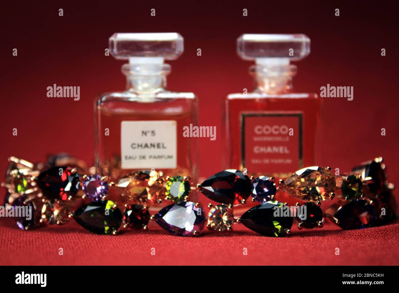 Kolkata, Inde le 13 mai 2020 : flacons de parfum Chanel isolés sur fond rouge. Différents produits de parfum Chanel avec accessoires pour femmes. Banque D'Images