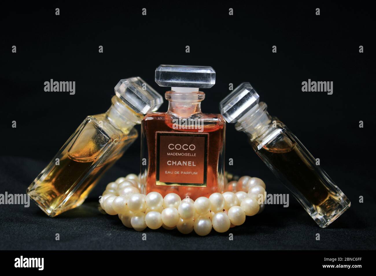 Paris, France le 13 mai 2020 : flacons de parfum Chanel isolés sur fond noir. Flacons avec différents produits de parfum Chanel. Banque D'Images