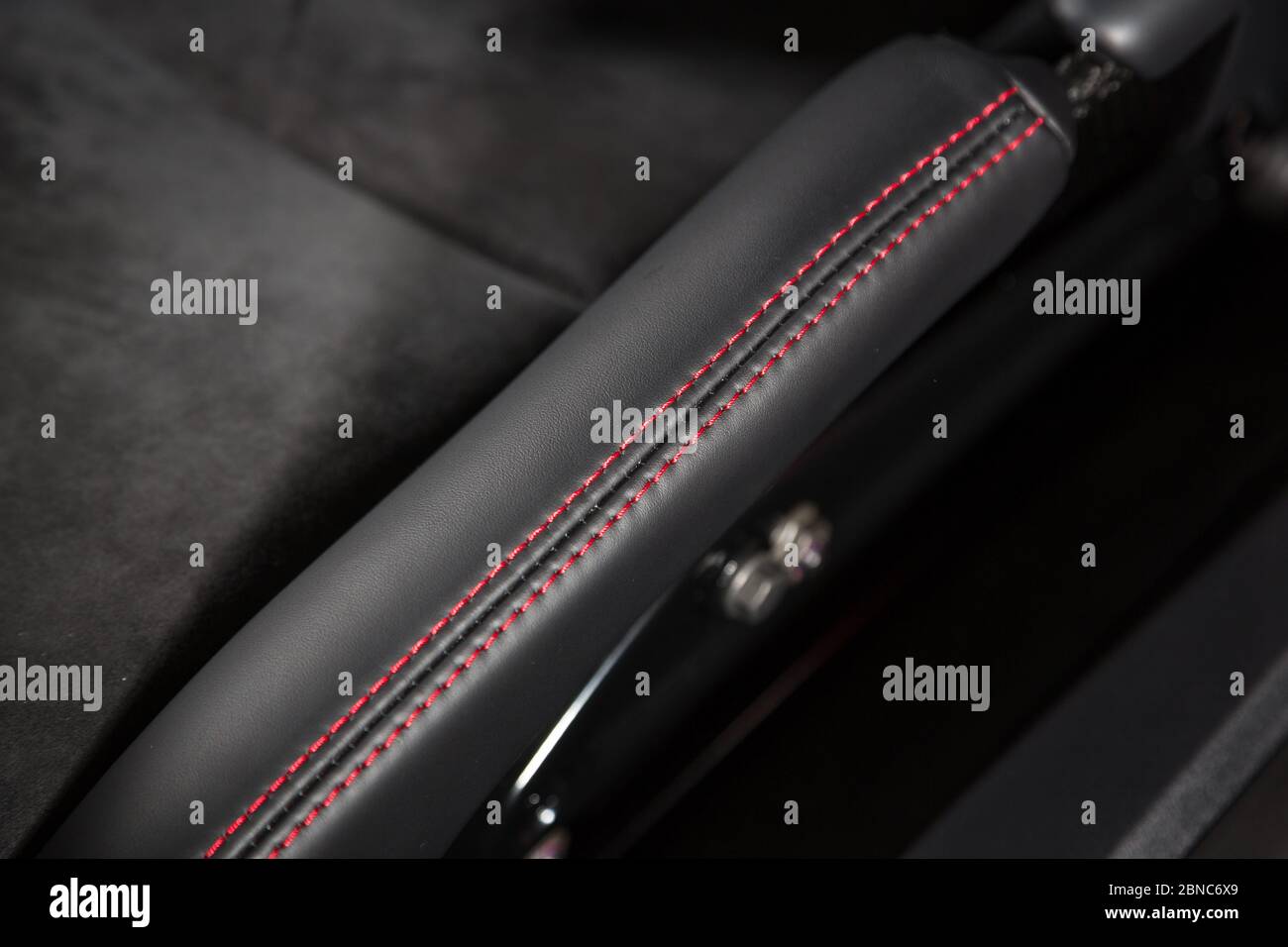 Gros plan sur les détails intérieurs en cuir d'une voiture de luxe sous les feux Banque D'Images