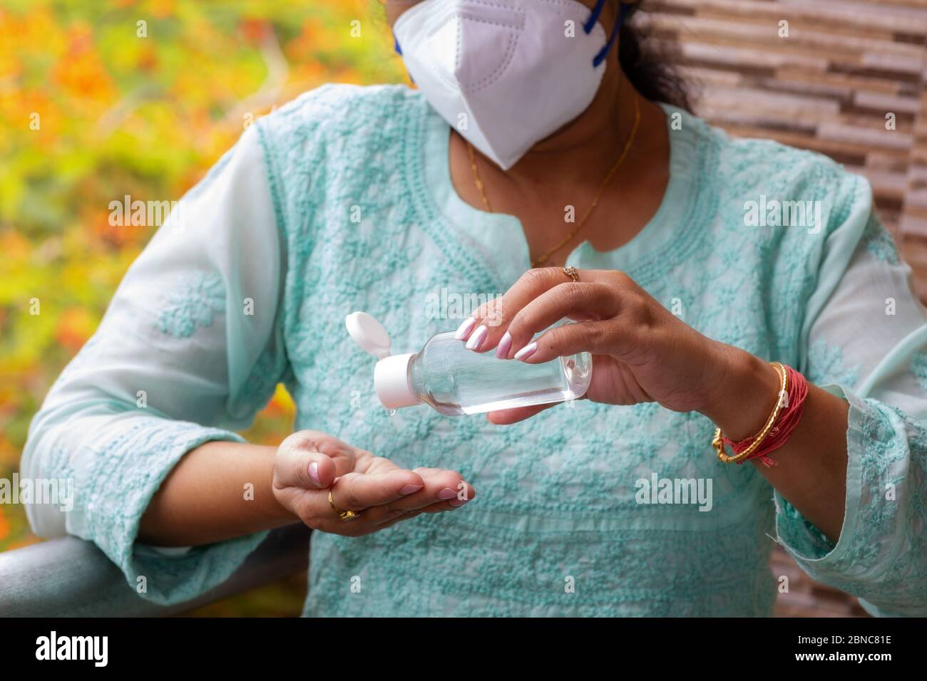 Femme mains en vue rapprochée verser le gel liquide désinfectant pour les mains comme désinfectant pour le concept de sensibilisation au virus corona Banque D'Images