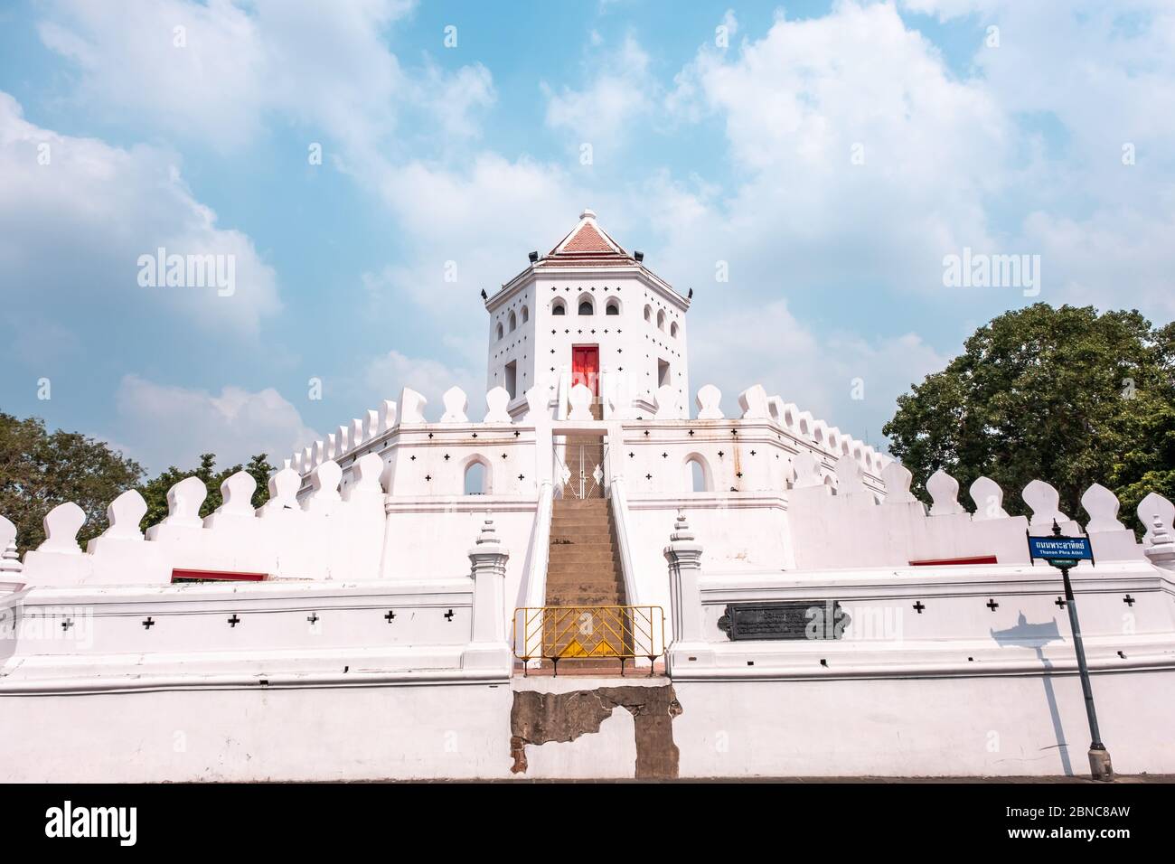 Le fort Phra Sumen est un château blanc historique situé dans le centre-ville de Bangkok Banque D'Images
