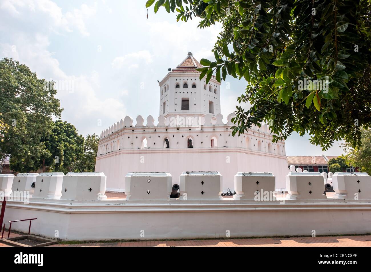 Le fort Phra Sumen est un château blanc historique situé dans le centre-ville de Bangkok Banque D'Images