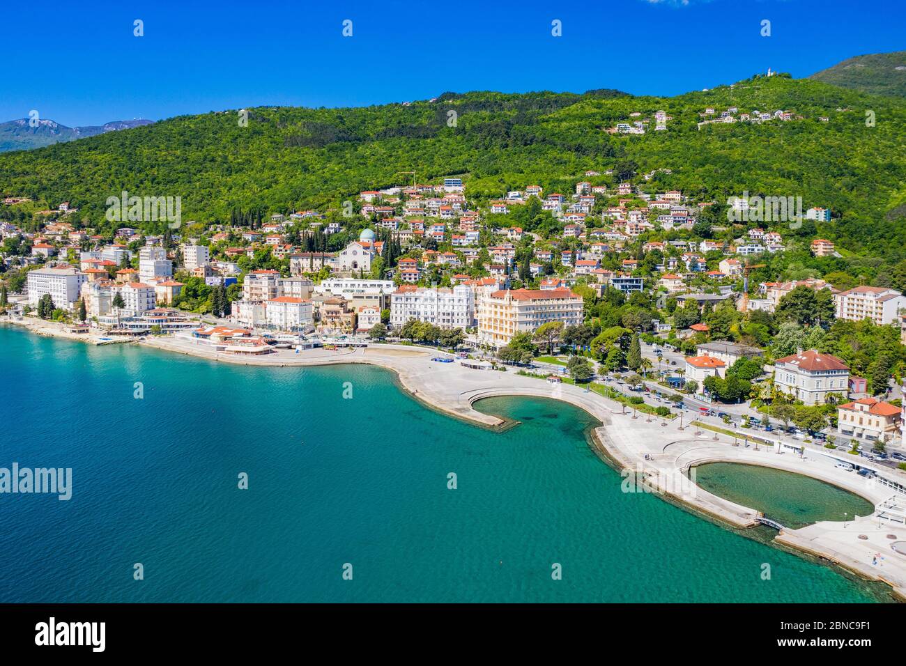 Croatie, ville d'Opatija, station touristique populaire, vue panoramique aérienne de la belle côte de Kvarner Banque D'Images