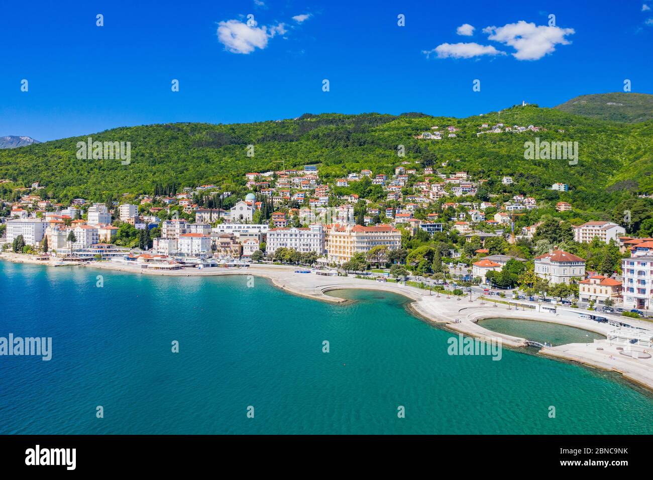 Croatie, ville d'Opatija, station touristique populaire, vue panoramique aérienne de la belle côte de Kvarner Banque D'Images