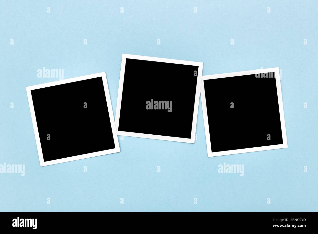 Modèles vides de cadres photo vintage sur fond bleu. Maquette de photos instantanée. Pose à plat Banque D'Images