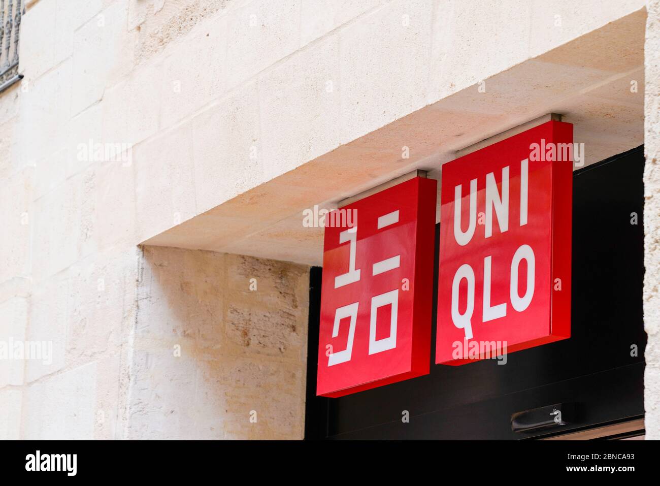 Bordeaux , Aquitaine / France - 05 12 2020 : Uniqlo logo magasin de  vêtements enseigne Japon décontracté fabricant détaillant Photo Stock -  Alamy