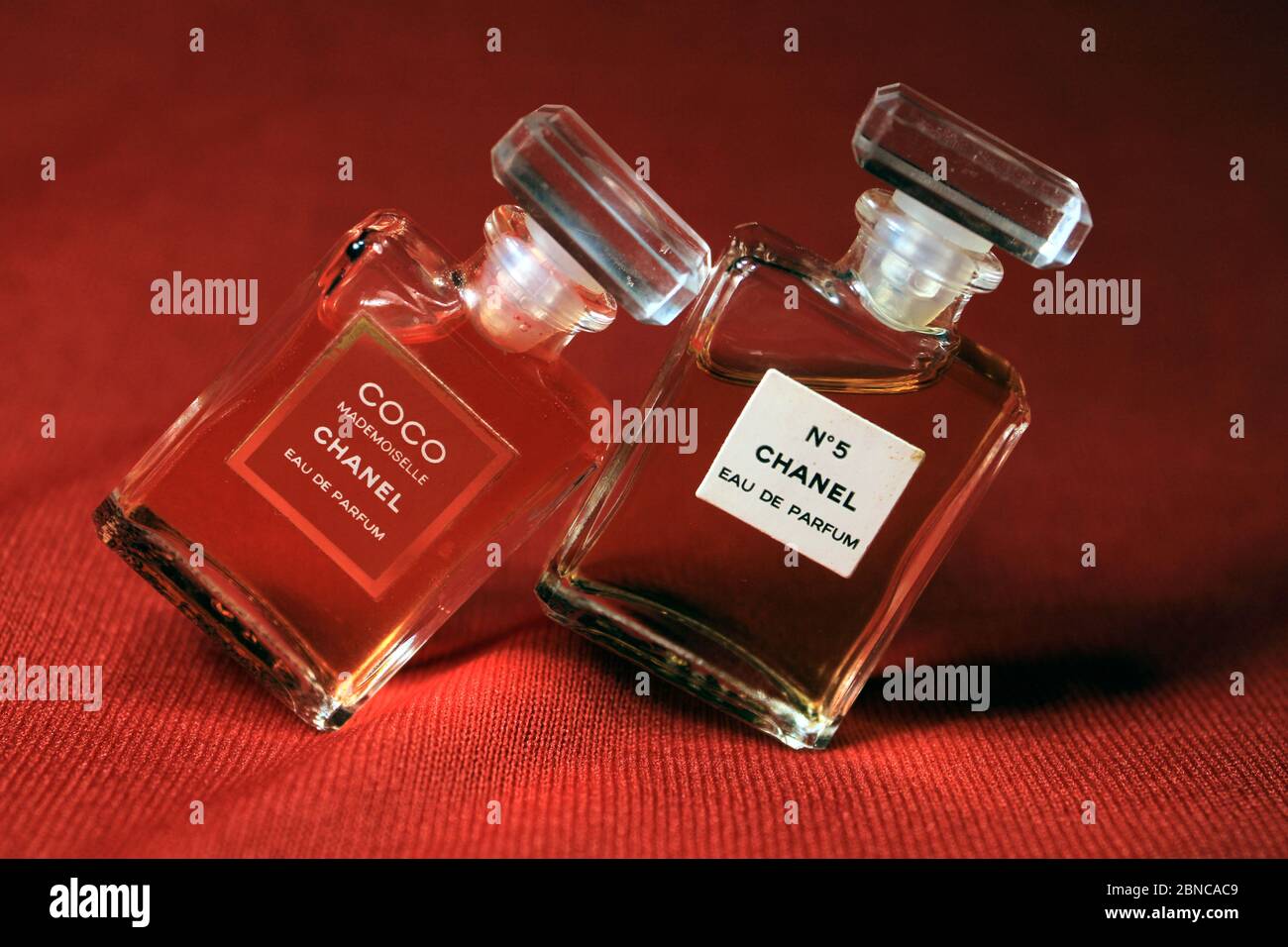 Kolkata, Inde le 13 mai 2020 : flacons de parfum Chanel isolés sur fond rouge. Flacons avec différents produits de parfum Chanel. Banque D'Images