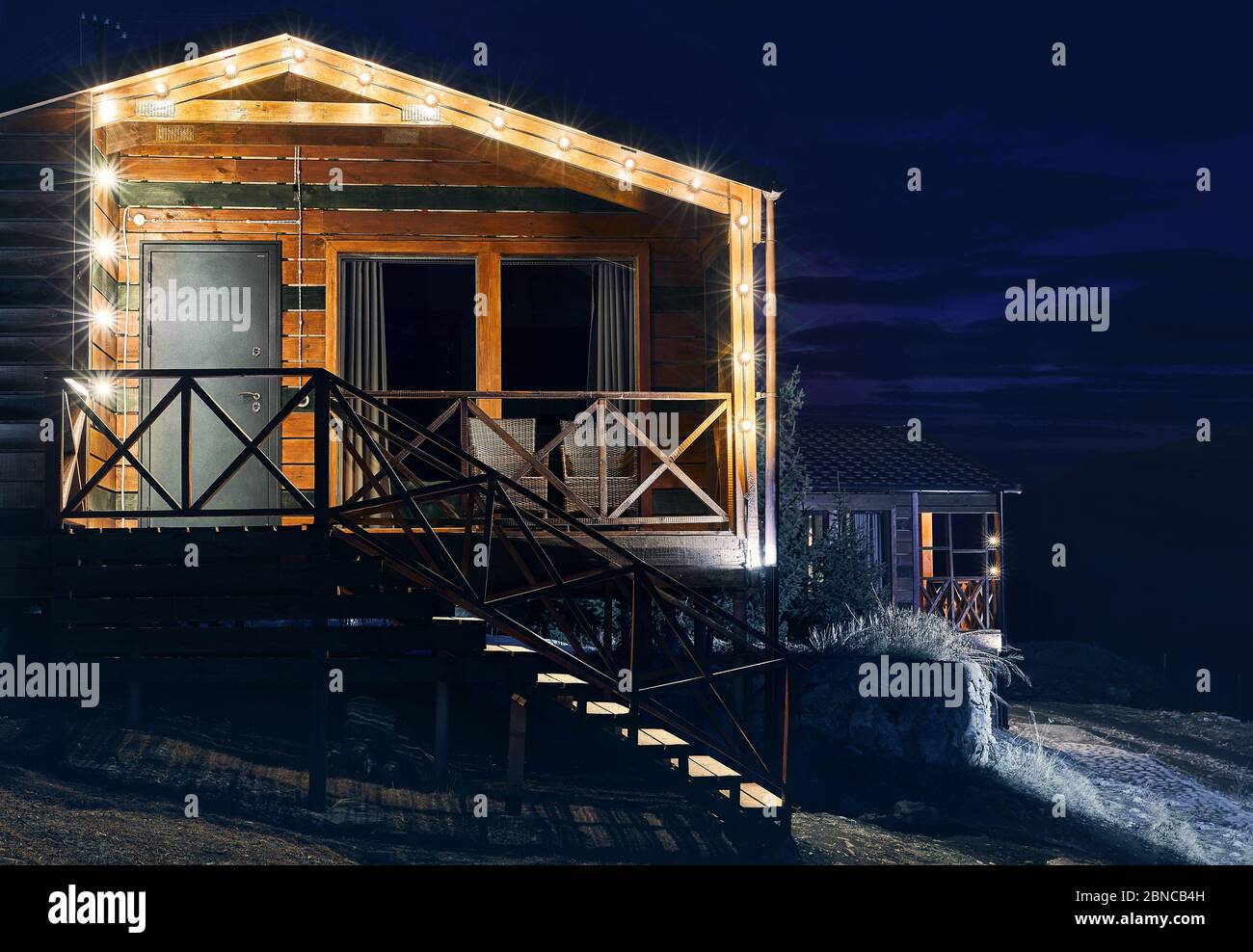 Cette maison moderne en bois est décorée avec des ampoules à lucier jaunes dans la station de montagne Banque D'Images