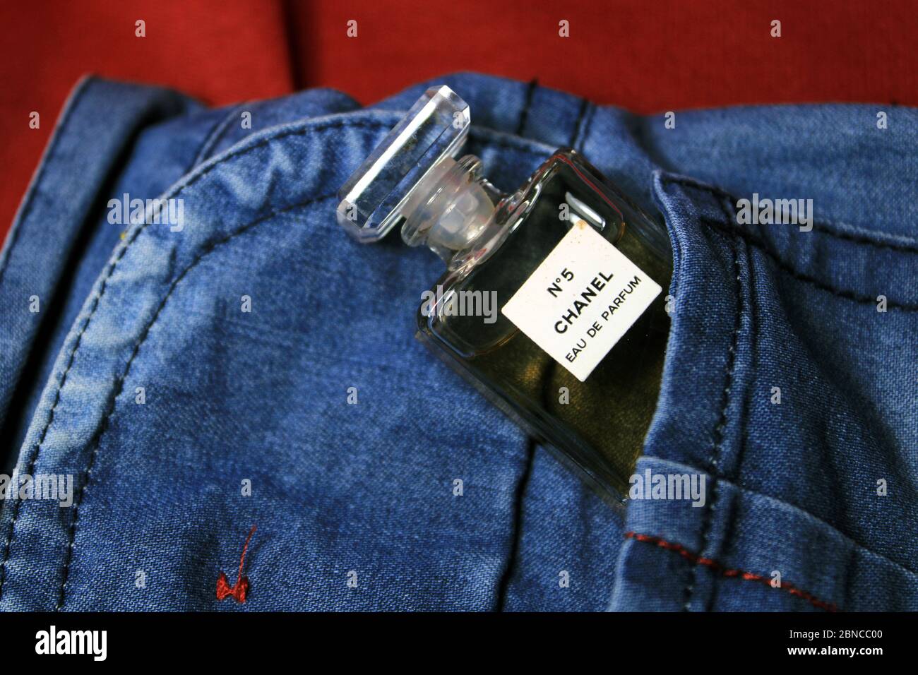 Paris, France le 13 mai 2020 : bouteilles de parfum Chanel dans une poche de jeans bleus. Parfum français. Banque D'Images