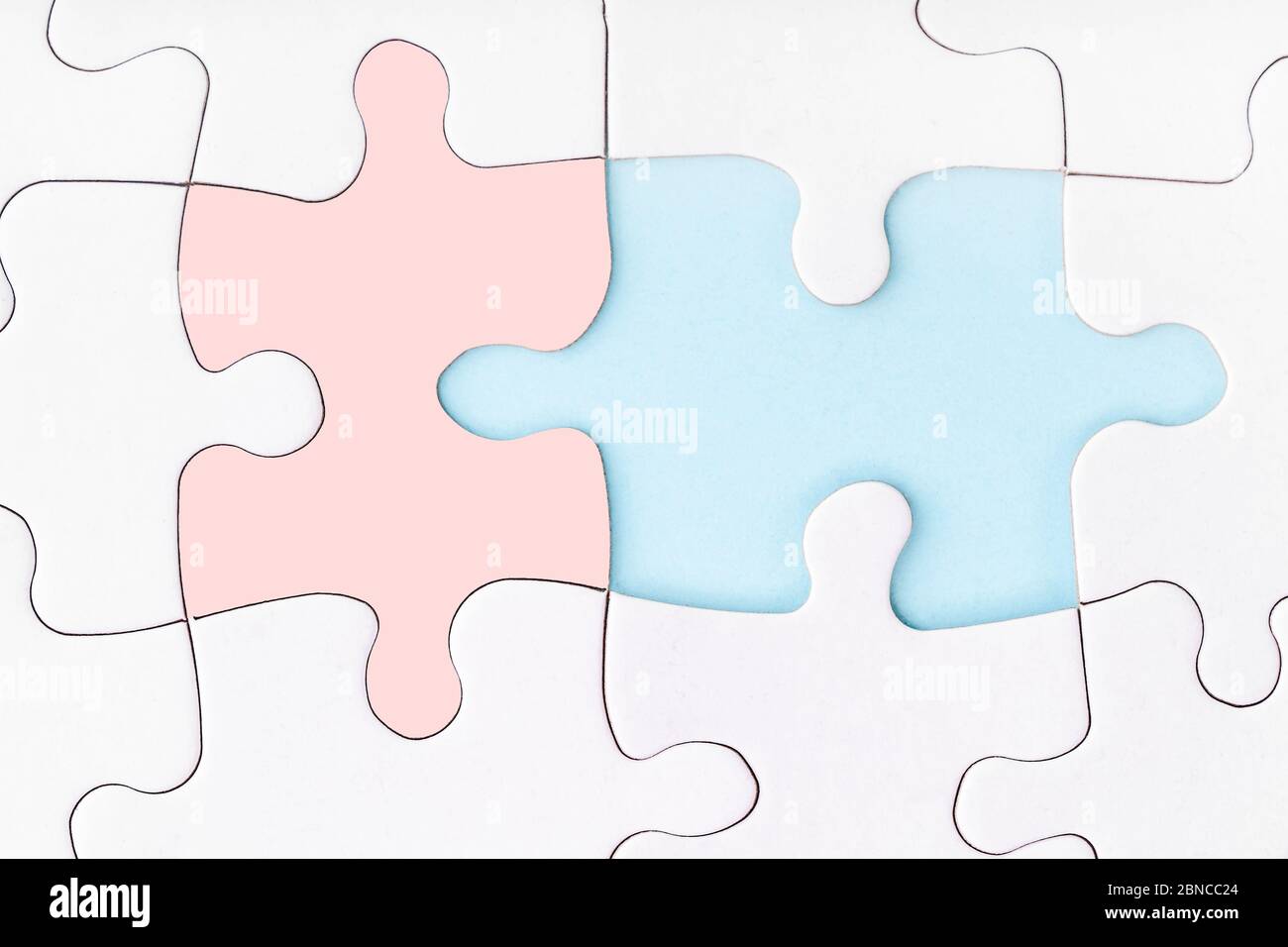 Pièces de puzzle mâles et femelles correspondant. Pièce manquante du puzzle sur fond bleu. Recherche d'un partenaire amoureux. Puzzle non terminé. Banque D'Images