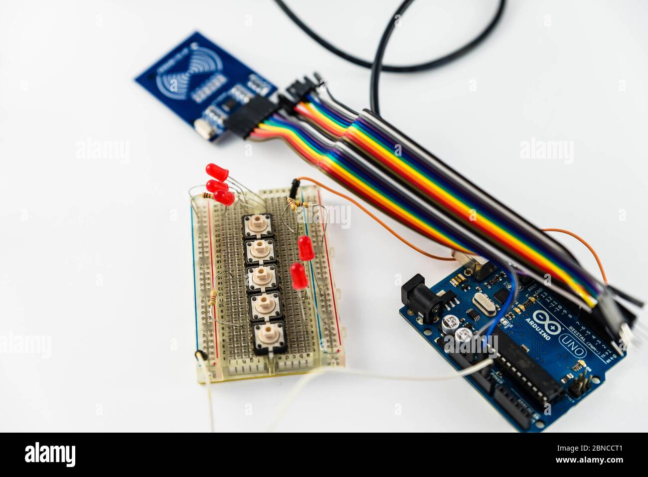 Photographie Gros plan d'une seule puce à circuit intégré électronique sur un fond blanc Banque D'Images