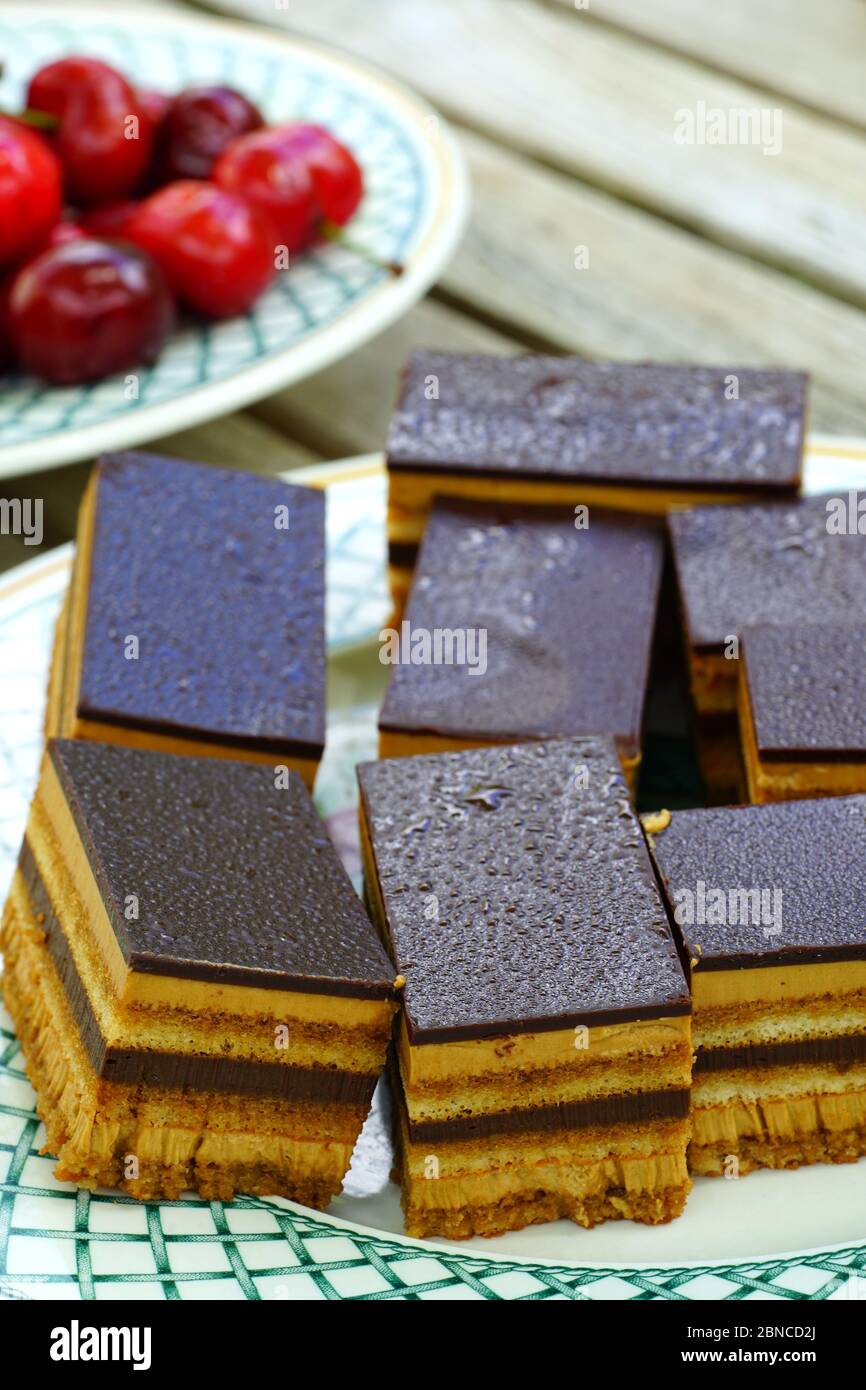 Tranches de gâteau au chocolat à l'opéra Banque D'Images