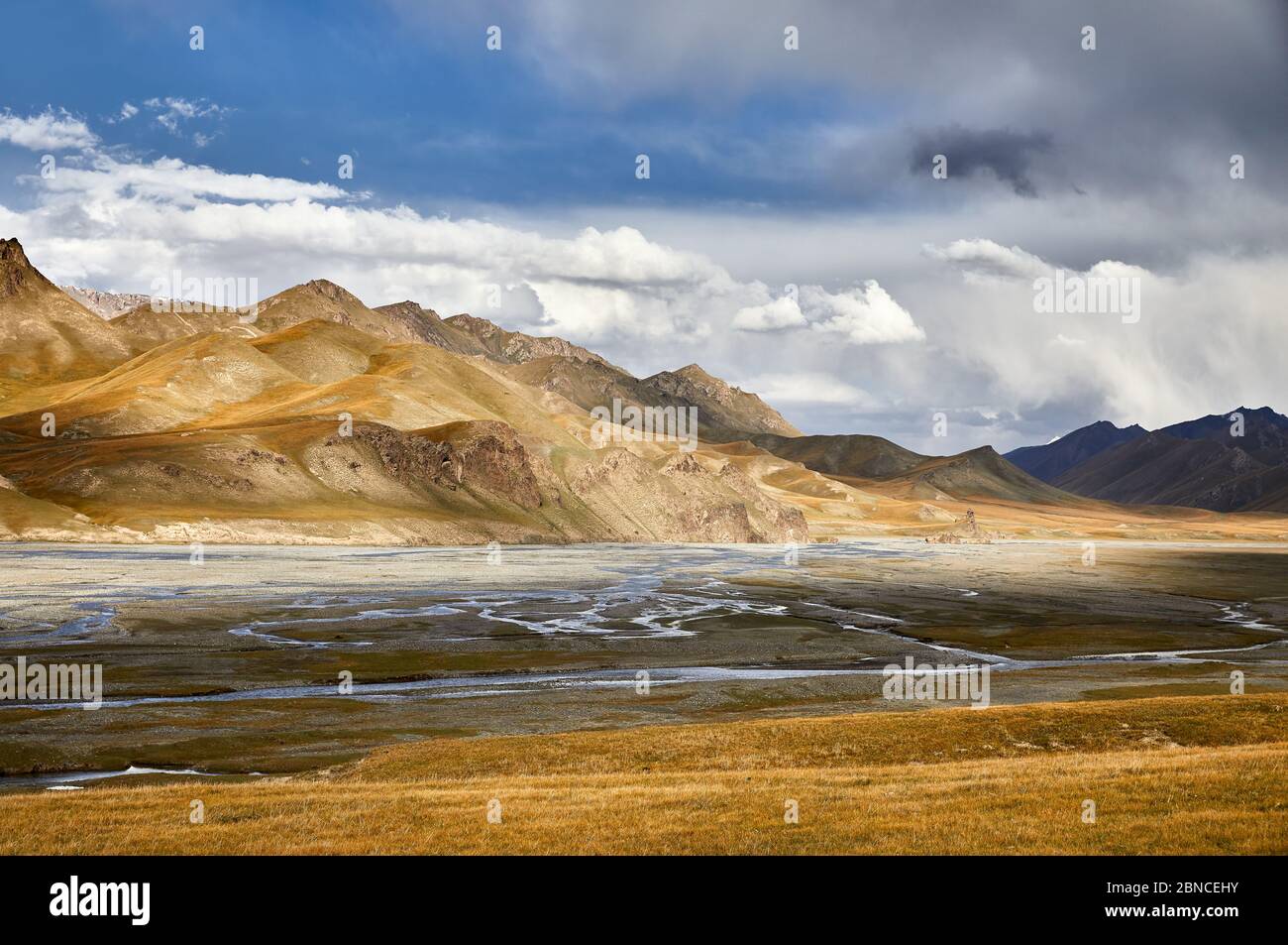 De beaux paysages de la rivière dans la vallée de Kel Suu Lake dans la région de Naryn, Kirghizistan Banque D'Images