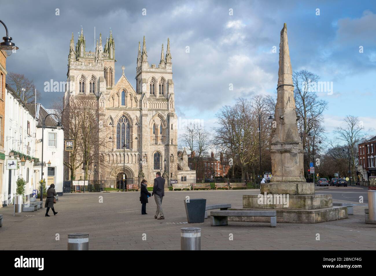 La place du marché et l'église historique de l'abbaye de Selby, dans le North Yorkshire Banque D'Images