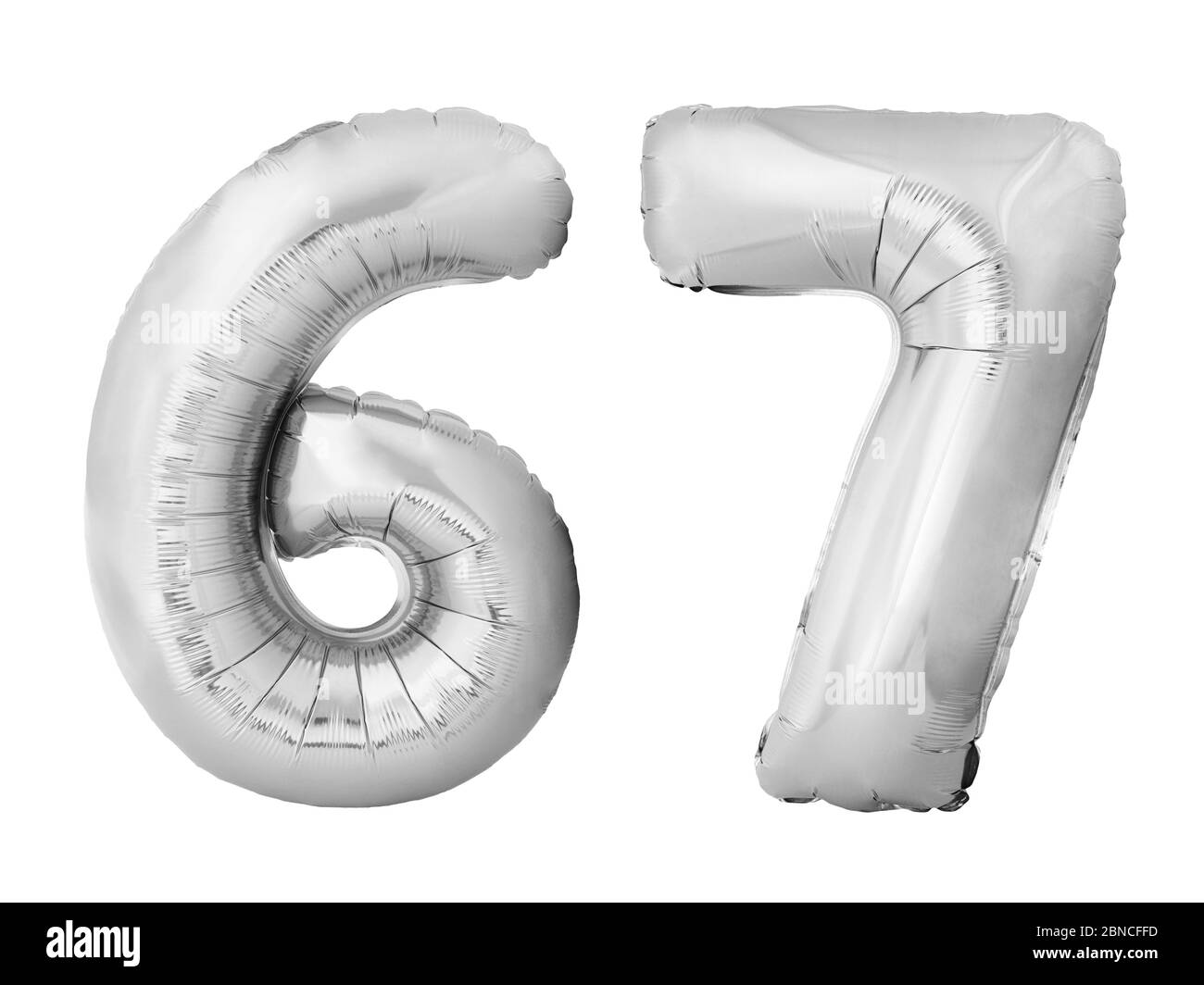 Numéro 67 soixante-sept ballons gonflables en argent isolés sur fond blanc Banque D'Images