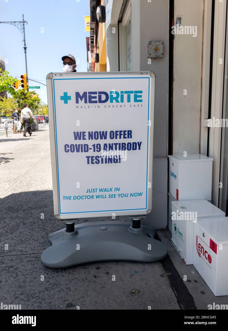 Panneau de trottoir devant une clinique de soins d'urgence MedRite à Inwood annonçant le test d'anticorps contre le covid-19 ou le coronavirus sur une base de visite Banque D'Images