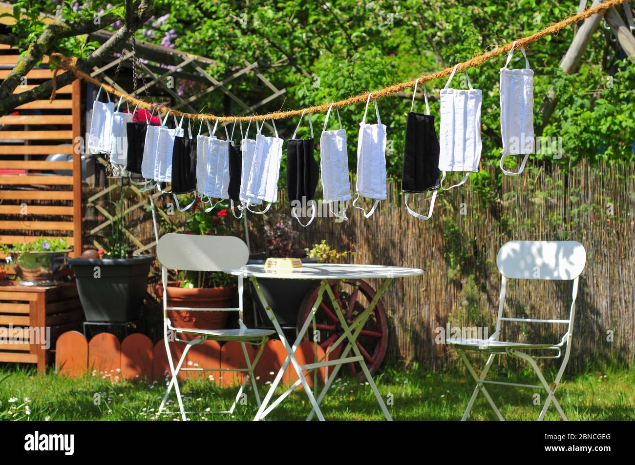 Masques de protection bouche-nez auto-cousus secs sur une corde à linge, Bavière, Allemagne Banque D'Images