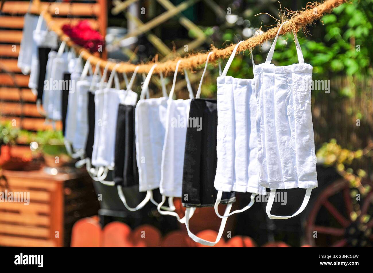 Masques de protection bouche-nez auto-cousus secs sur une corde à linge, Bavière, Allemagne Banque D'Images