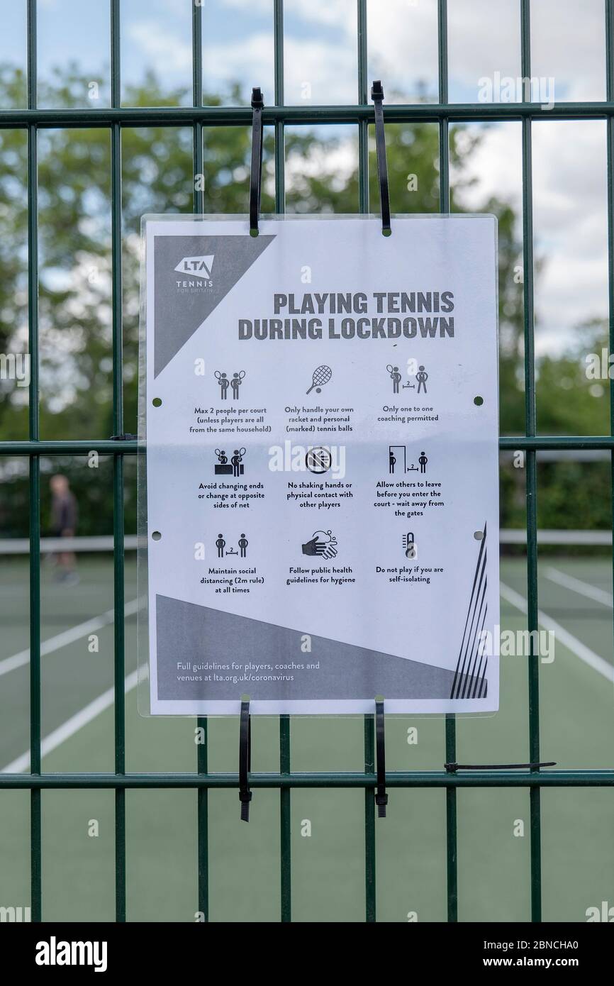 Brockwell Park, Royaume-Uni. 14 mai 2020. Un panneau « jouer au tennis  pendant le verrouillage » sur les courts de tennis de Brockwell Park,  suivant les conseils du gouvernement selon lesquels les
