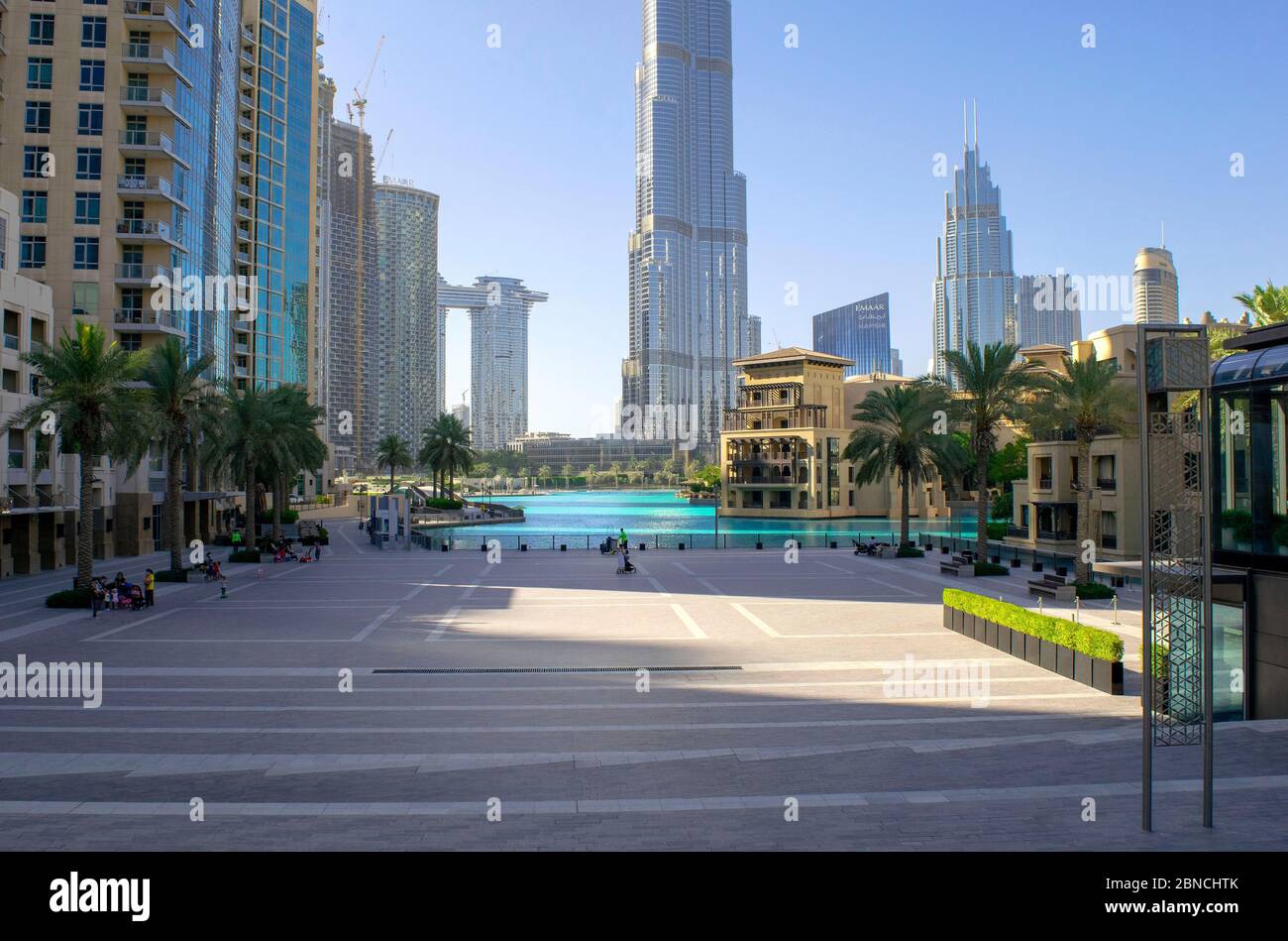 Dubaï / Émirats Arabes Unis - 12 mai 2020 : vue sur Souk al Bahar, fontaine de Dubaï avec Burj Khalifa et parc. Vue magnifique sur le quartier du centre-ville de Dubaï Banque D'Images