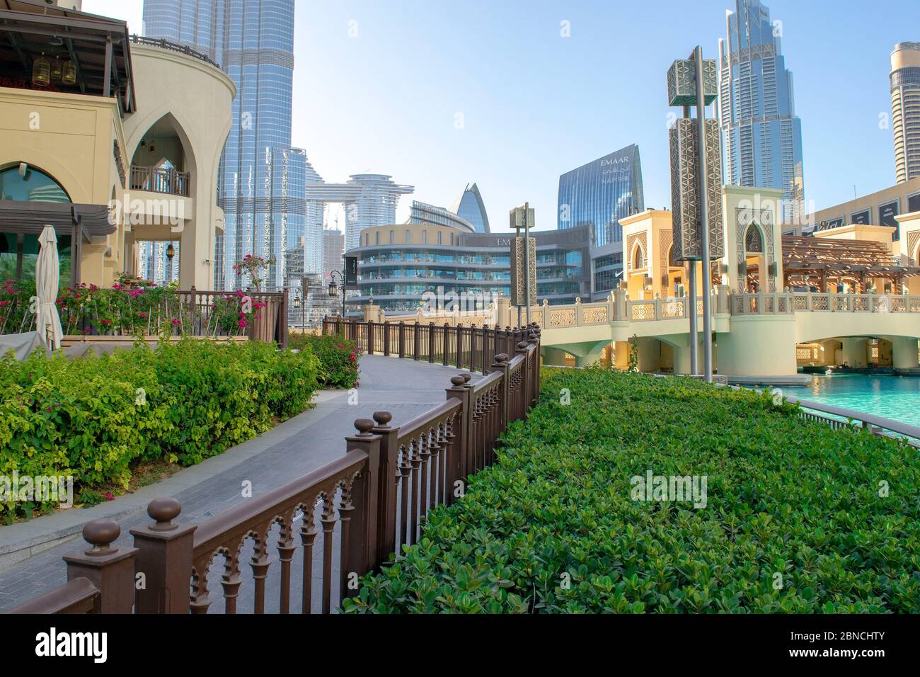 Dubaï / Émirats Arabes Unis - 12 mai 2020 : magnifique passage menant à Souk al Bahar, fontaine de Dubaï avec Burj Khalifa et pont du centre commercial de Dubaï. Banque D'Images