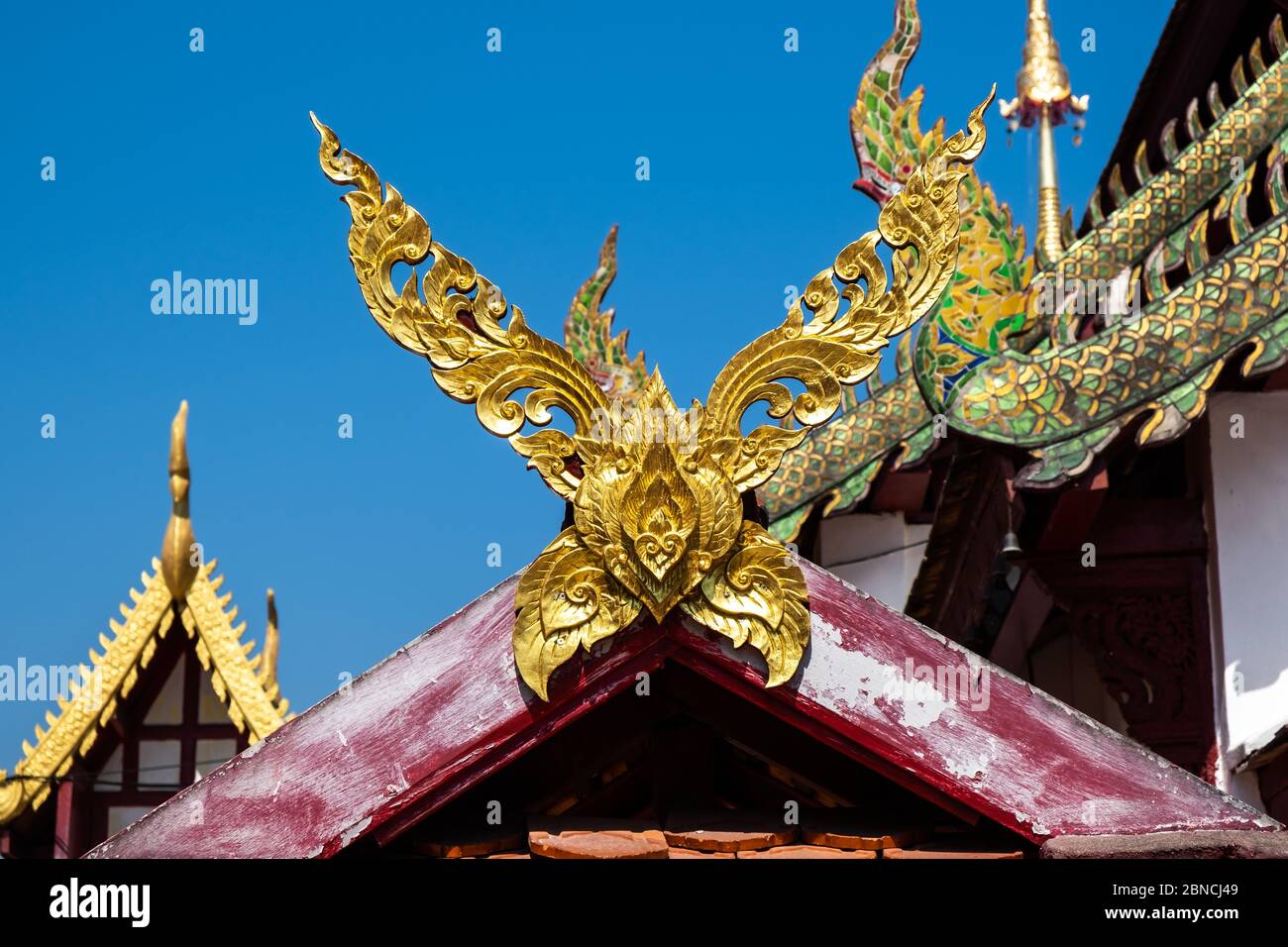 Style de toit Kalae dans un temple de la province de Chingmai, c'est un style traditionnel thaïlandais du nord ou Lanna, un style architectural du nord r Banque D'Images