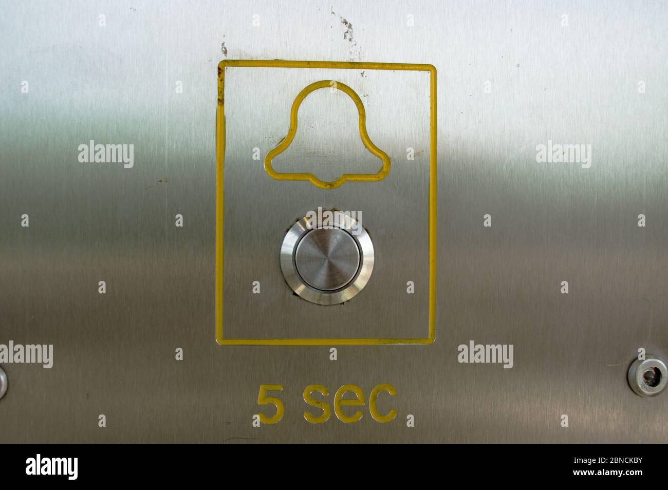 Bouton pour un appel d'urgence dans un ascenseur Banque D'Images
