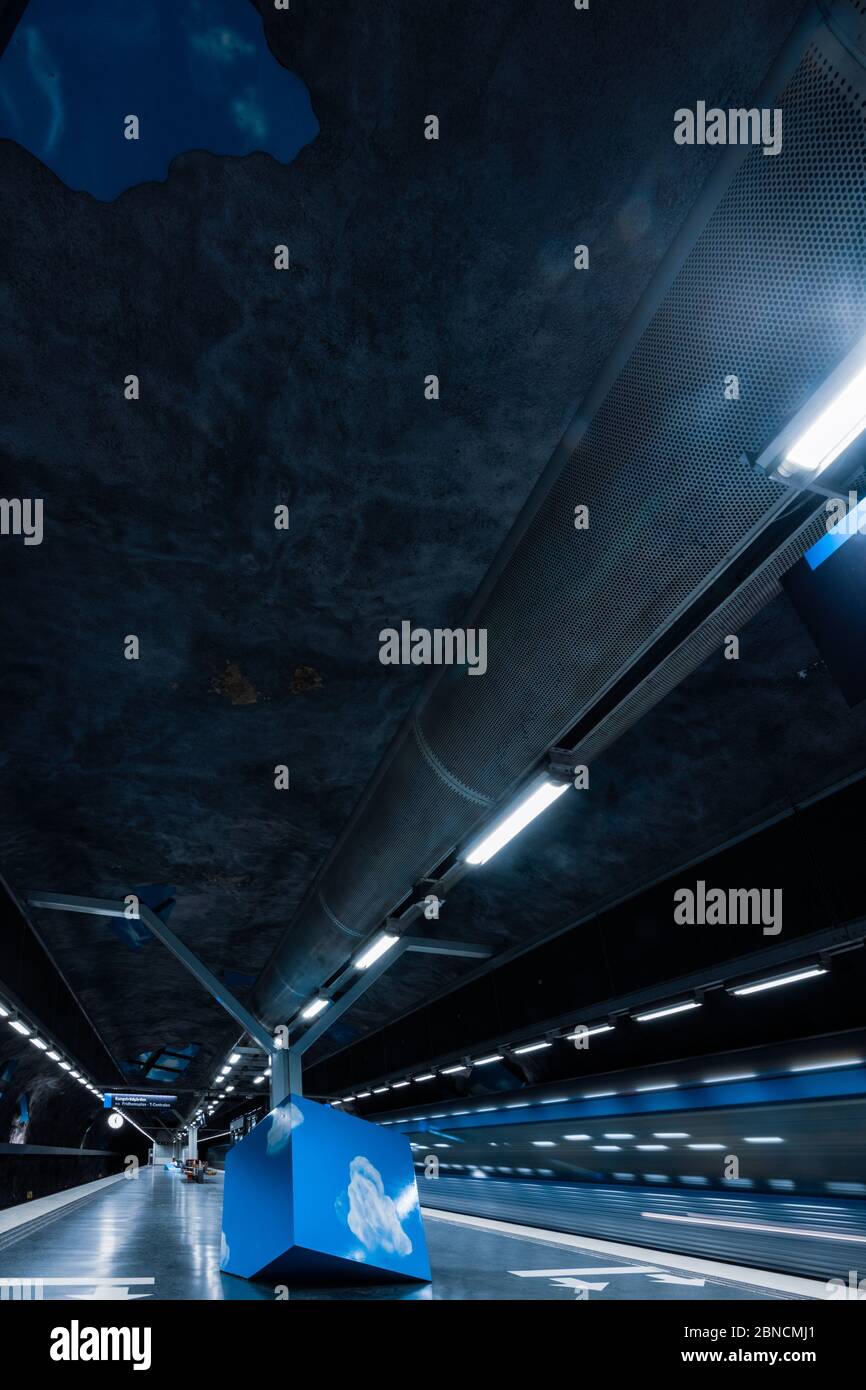Vue fascinante d'un métro bleu dans une station avec un design moderne Banque D'Images