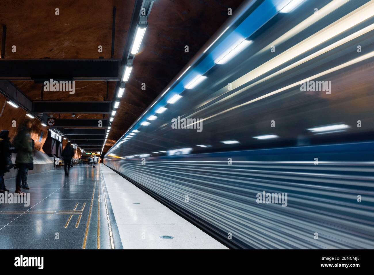 Vue fascinante d'un métro bleu dans une station avec un design moderne Banque D'Images