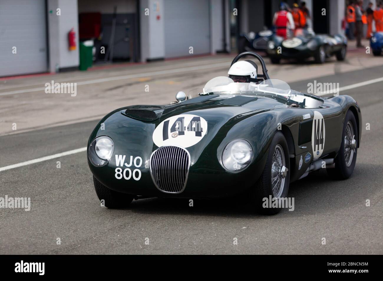 Paul Pochciol au volant de sa voiture verte, 1953, Jaguar C-type, lors de la session de qualification pour le Trophée Woodcote RAC pour les voitures de sport pré '56 Banque D'Images