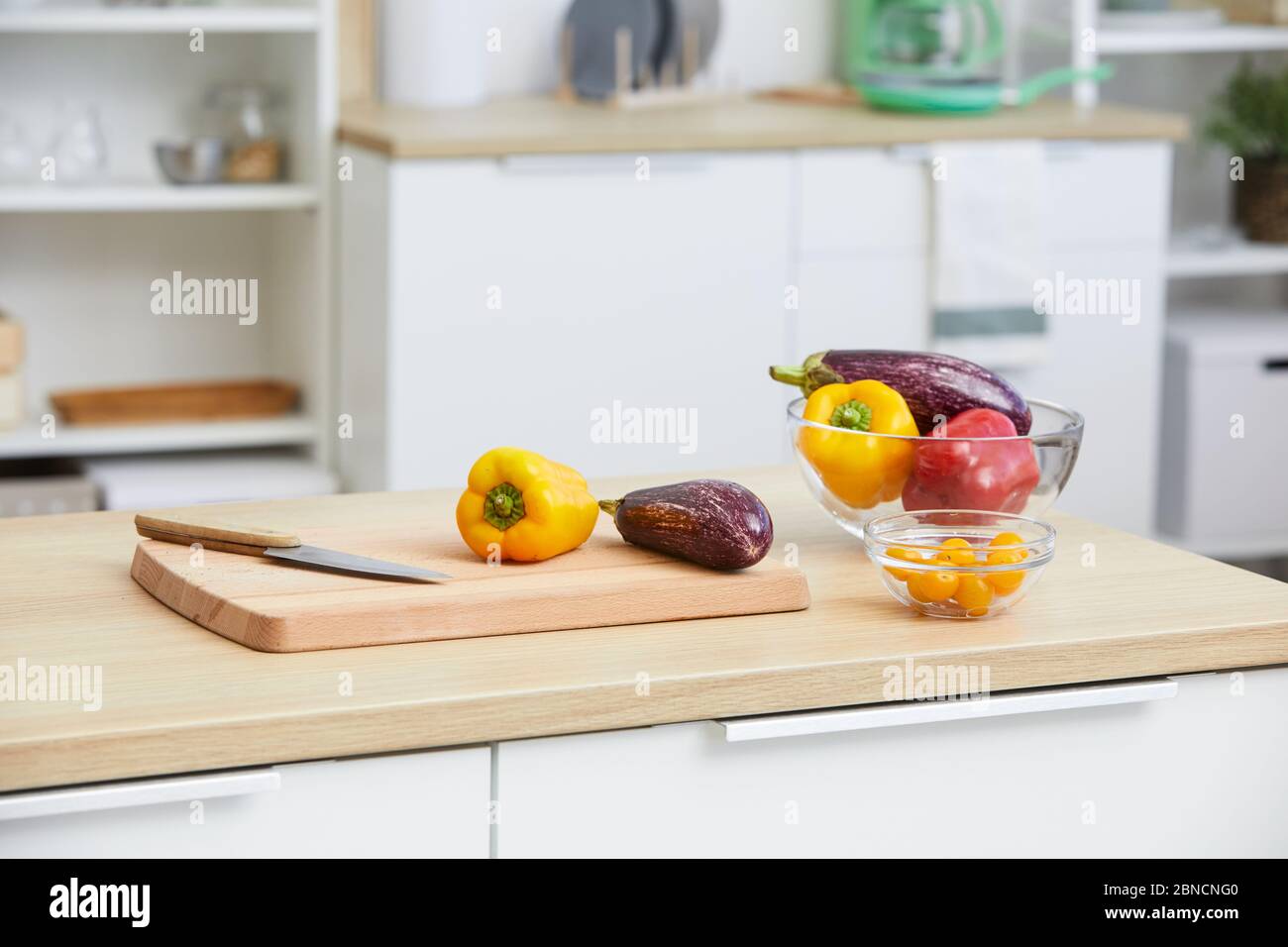 Gros plan des poivrons frais sur le plan de coupe préparés pour la salade dans la cuisine nationale Banque D'Images