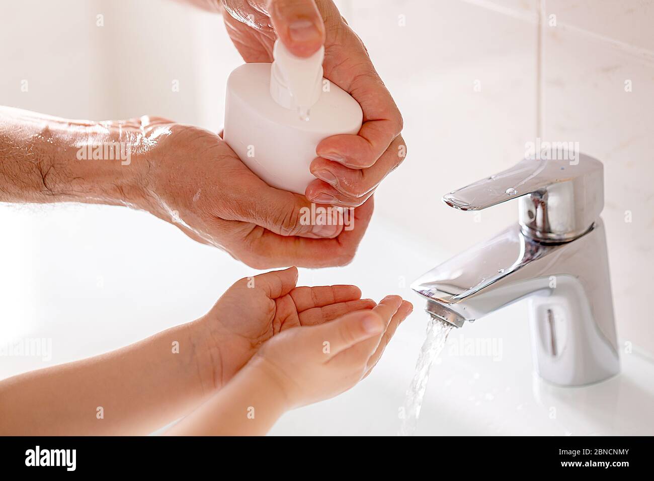 Lavage des mains frottant avec du savon pour la prévention du virus corona Banque D'Images